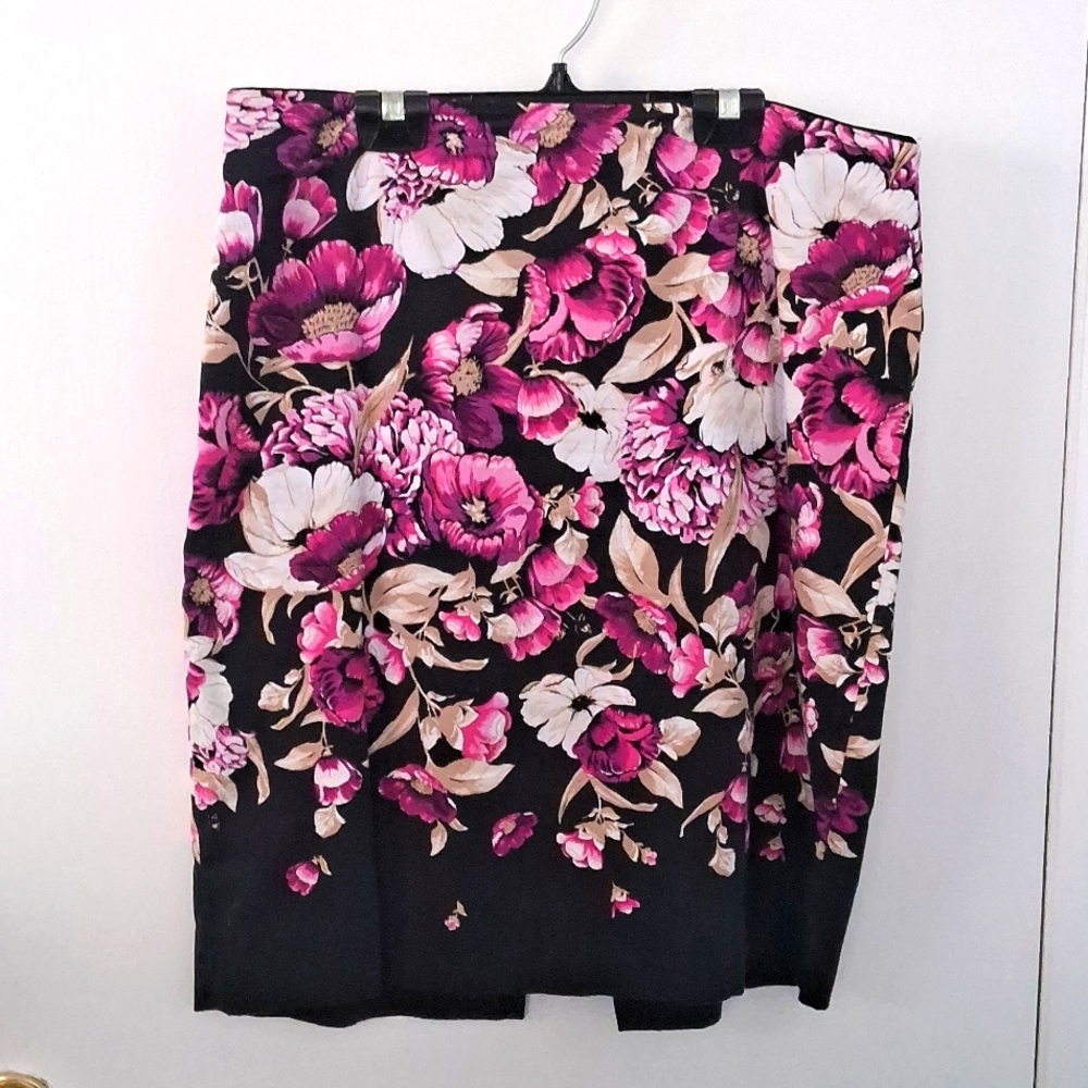 Like New,White House/Black Market,Floral,Pencil Skirt💜🤍🖤🩷
